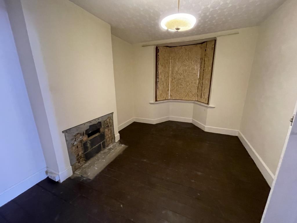 Lot: 27 - SEMI-DETACHED BUNGALOW WITH GARAGE FOR IMPROVEMENT - inside photo of bedroom 2
